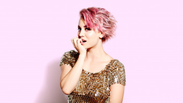 Картинка девушки kaley+cuoco розовые волосы платье