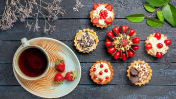 Картинка еда пирожные +кексы +печенье чай ассорти клубника