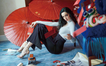 Картинка девушки emma+dumont брюнетка свитер юбка каблуки зонты фотографии