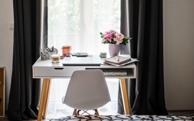 Обои картинки фото интерьер, кабинет,  библиотека,  офис, письменный, стол, букет, ноутбук