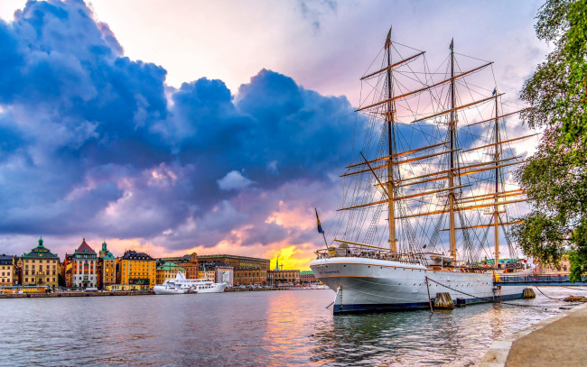 Обои картинки фото корабли, парусники, город, река, парусник, тучи