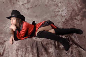 Картинка девушки kleofia платье поза шляпа сапоги