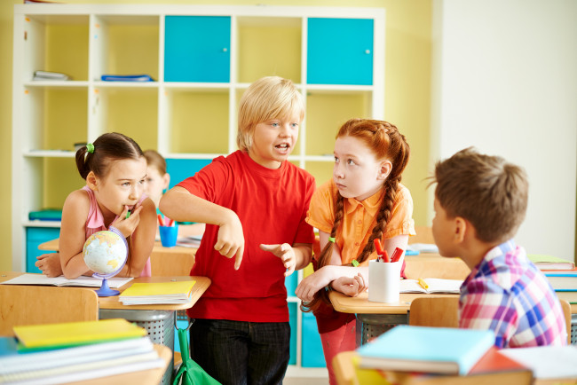 Обои картинки фото разное, дети, компания, шкаф, парты