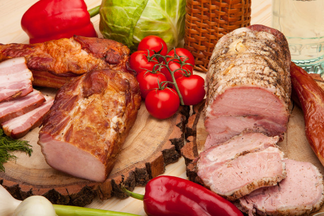 Обои картинки фото еда, колбасные изделия, перец, помидоры, копчености