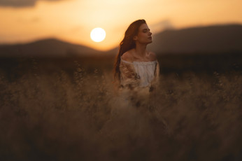 Картинка девушки -+брюнетки +шатенки девушка с закрытыми глазами закат природа