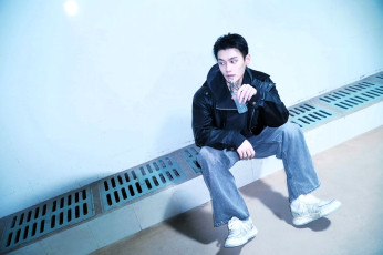 обоя мужчины, wang zhuocheng, актер, куртка, бутылка