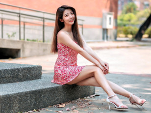 Картинка девушки -+азиатки шатенка платье каблуки ступени дом