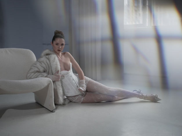 Обои картинки фото диша щеметова, девушки, disha shemetova, девушка, женщина, брюнетка, темноволосая, сексуальная, модель, звезда, позирует, разная, обувь, верхняя, стильная, одежда, нижнее, эротическое, бельё, трусы, лифчик, колготки, чулки, аксессуары, макияж, и, множество, элементов, на, фотографии