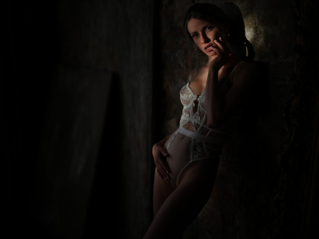 Обои картинки фото сексуальная девушка, девушки, - брюнетки,  шатенки, девушка, женщина, брюнетка, темноволосая, сексуальная, модель, звезда, позирует, разная, обувь, верхняя, стильная, одежда, нижнее, эротическое, бельё, трусы, лифчик, колготки, чулки, аксессуары, макияж, и, множество, элементов, на, фотографии