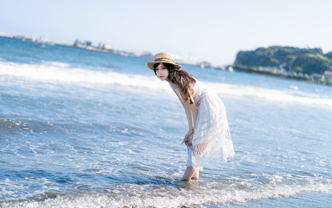 Обои картинки фото девушки, - азиатки, шатенка, шляпа, море, берег
