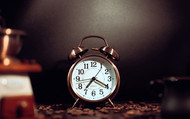 Обои картинки фото разное, часы,  часовые механизмы, будильник, зерна, кофе