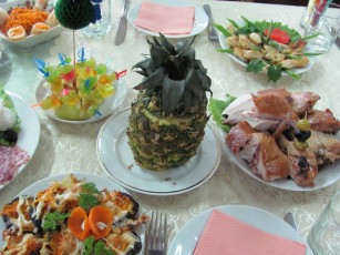 Картинка еда сервировка стаканы ананас приборы закуски