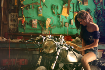 Картинка мотоциклы мото девушкой мастерская