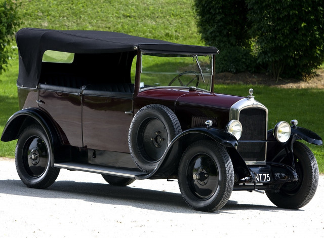 Обои картинки фото автомобили, классика, трава, деревья, дорога