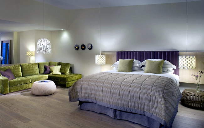Обои картинки фото интерьер, спальня, кровать, подушки, диван, лампы