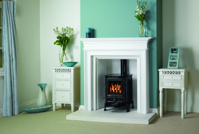 Обои картинки фото интерьер, камины, печка, огонь, этажерки, букеты