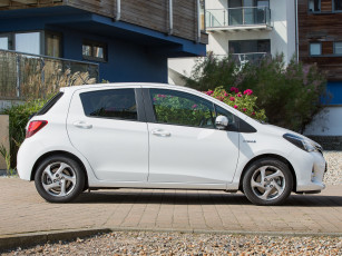 Картинка автомобили toyota uk-spec 2014г hybrid yaris светлый