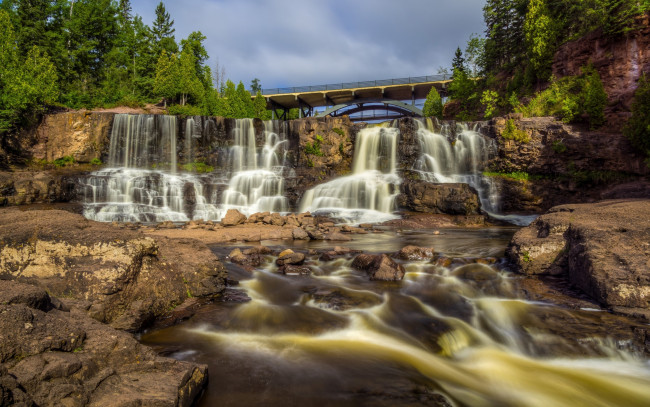 Обои картинки фото природа, водопады, minnesota, gooseberry, falls, state, park, мост, река, каскад, водопад, миннесота