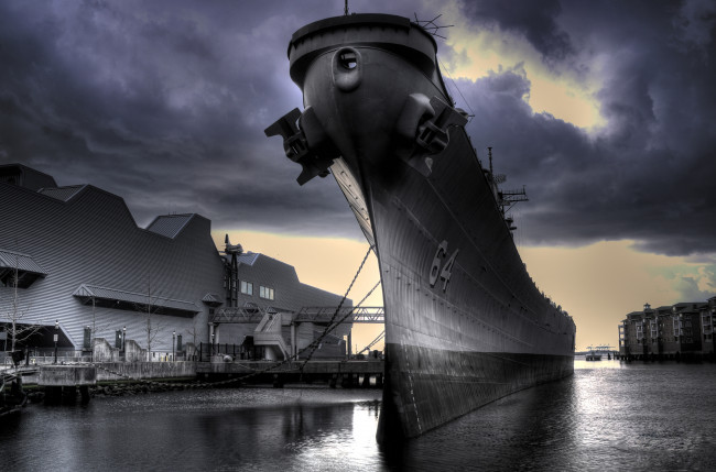 Обои картинки фото battleship uss wisconsin , bb-64, корабли, крейсеры,  линкоры,  эсминцы, линкор, причал, порт
