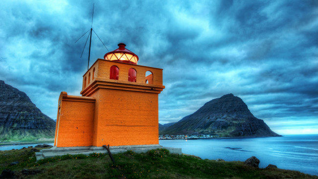 Обои картинки фото природа, маяки, берег, свет, маяк, тучи, горы, море