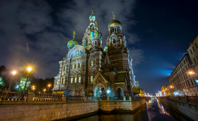 Обои картинки фото st,  petersburg, города, санкт-петербург,  петергоф , россия, храм, река, ночь