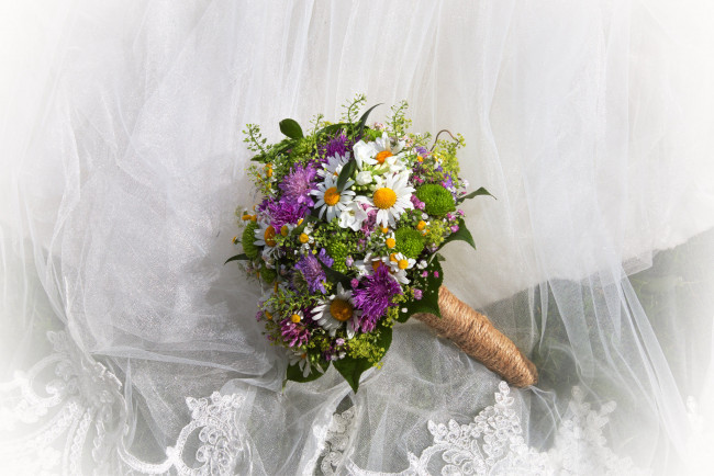 Обои картинки фото цветы, букеты,  композиции, ромашки, букет, ткань, хризантемы