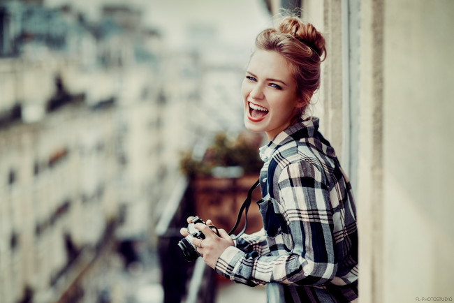 Обои картинки фото eva mikulski, девушки, балкон, фотоаппарат, камера, eva, mikulski, крик, блондинка, модель, рубашка, улица