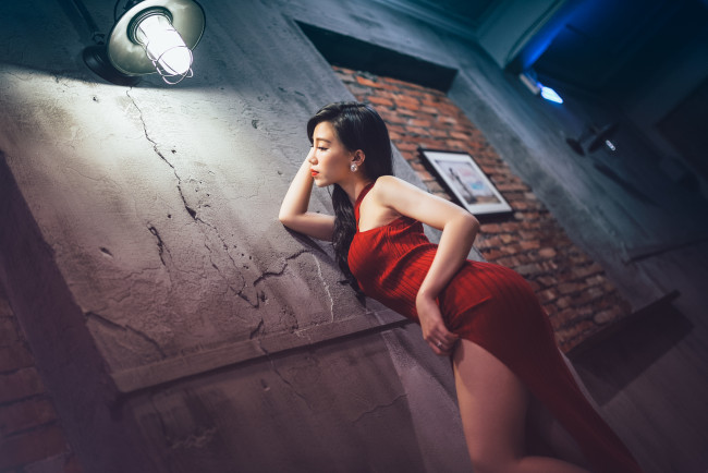 Обои картинки фото девушки, -unsort , азиатки, wallhaven, глубина, резкости, модель, азиатские, женщины, темные, волосы, профиль, платье, стена, фонарь