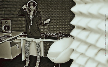 Картинка календари компьютерный+дизайн calendar музыка студия девушка 2019 наушники