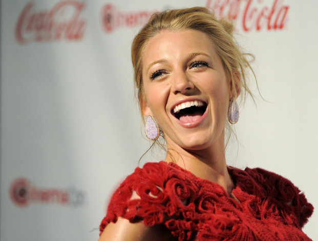 Обои картинки фото девушки, blake lively, актриса, блондинка, серьги, эмоции, лицо