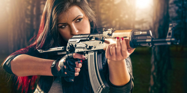 Обои картинки фото девушки, - девушки с оружием, девушка, прицел, автомат, оружие, цель, модель, брюнетка, красотка, поза, взгляд, макияж