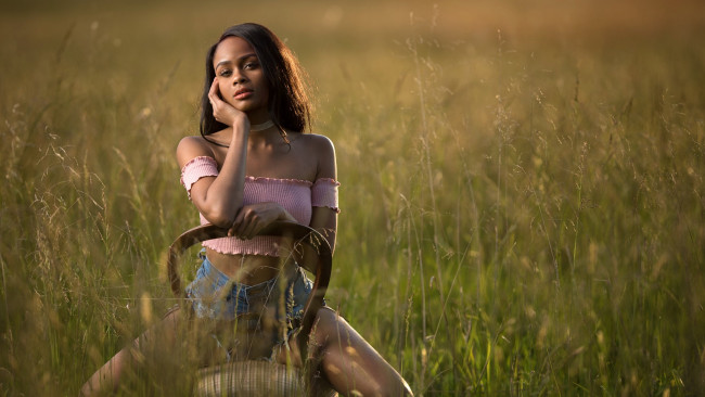 Обои картинки фото девушки, - темнокожие, девушка, мулатка, симпатичная, сексуальная, причёска, шорты, стоит, поле, цветы, трава, луг, поза, настроение, природа, взгляд, брюнетка