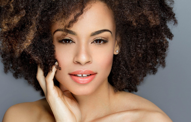 Обои картинки фото девушки, - лица,  портреты, девушка, мулатка, портрет, лицо, макияж, причёска, темнокожая, чернокожая, брюнетка, поза