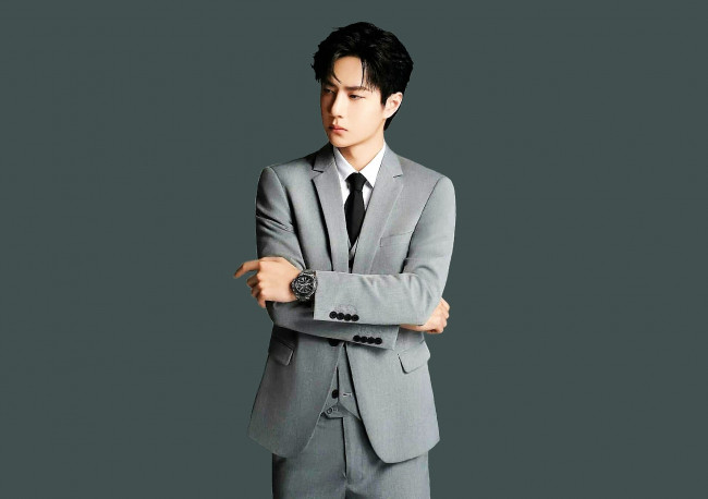 Обои картинки фото мужчины, wang yi bo, актер, певец, костюм, часы