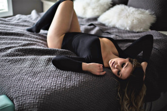 Картинка девушки -+брюнетки +шатенки шатенка боди чулки кровать