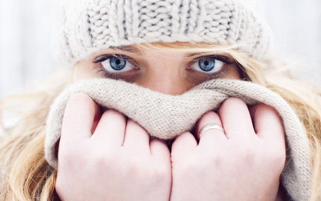 Обои картинки фото разное, глаза, блондинка, голубые, шапочка, шарф