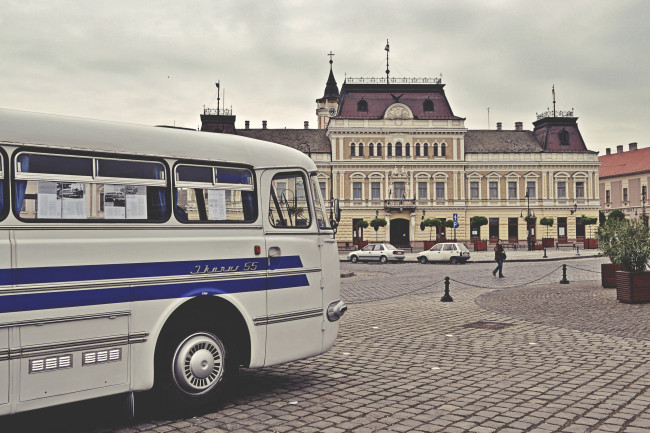 Обои картинки фото автомобили, выставки и уличные фото, baja, венгрия, старое, здание, старая, машина, город, автобусы, икарус