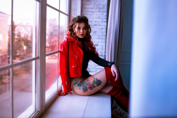 Картинка девушки -+брюнетки +шатенки шатенка куртка боди колготки сетка тату сапоги подоконник окно осень