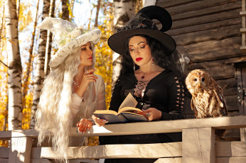 Картинка девушки юлия+огородникова образы косплей наряды костюмы подруги ведьмы шляпы платья дом балкон осень сова книга