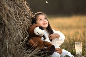 обоя разное, дети, девочка, платье, стог, сено, бабочка, мишка, стакан