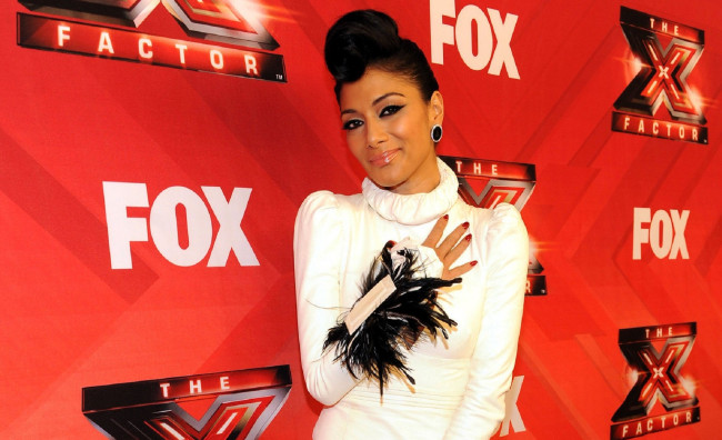 Обои картинки фото девушки, nicole scherzinger, брюнетка, платье, перья