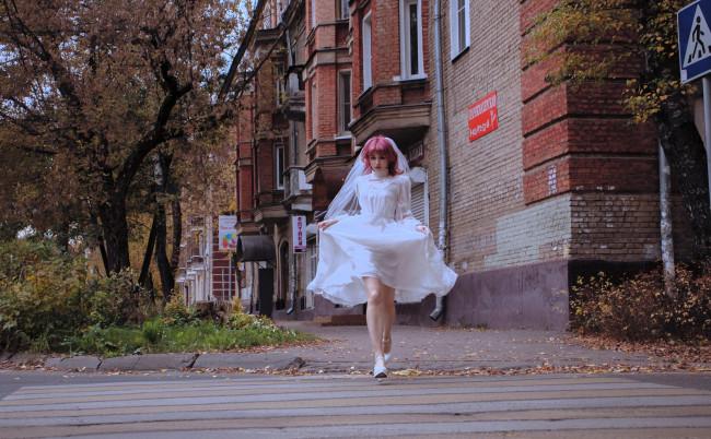 Обои картинки фото девушки, tenletters, образ, косплей, наряд, невеста, фата, платье, дома, улица, осень, город, переход