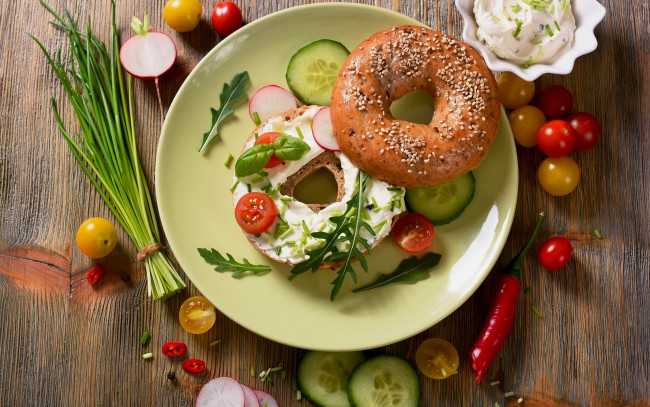 Обои картинки фото еда, бутерброды,  гамбургеры,  канапе, бейгл, бутерброд, редис, огурец, лук, зеленый, соус, помидоры, перчик