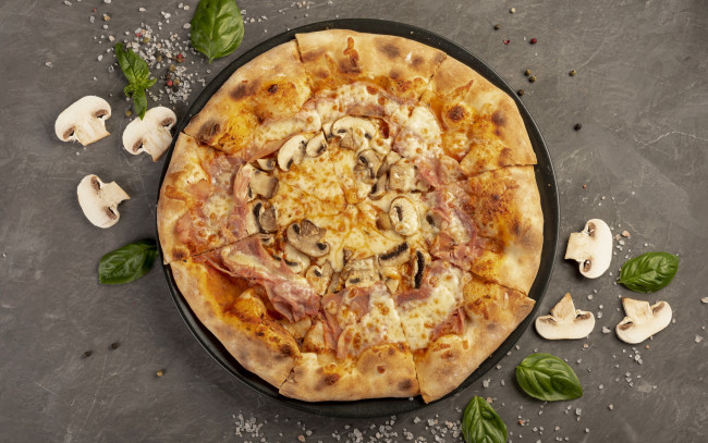Обои картинки фото еда, пицца, базилик, грибы, шампиньоны, ветчина