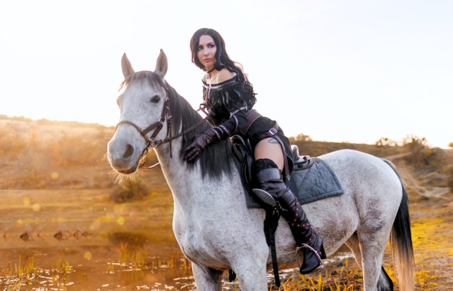 Обои картинки фото девушки, ольга кожевникова , lady bell, образ, косплей, наряд, костюмп, ведьма, всадница, лошадь, осень, озеро