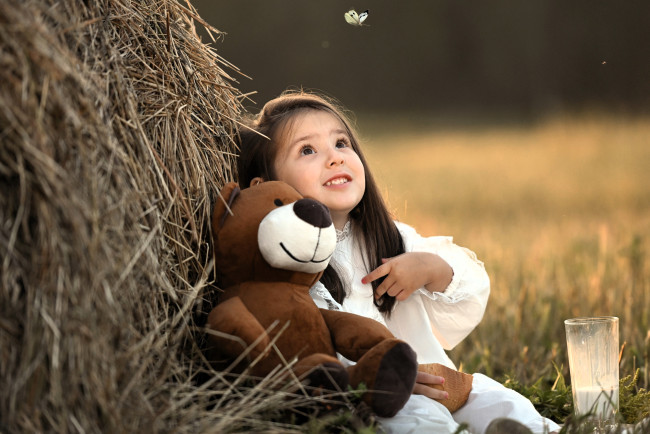 Обои картинки фото разное, дети, девочка, платье, стог, сено, бабочка, мишка, стакан