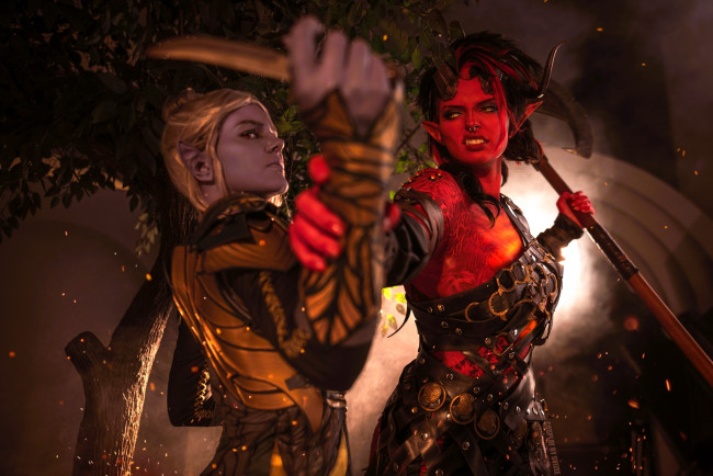 Обои картинки фото svizee, девушки, - креатив,  косплей, образы, косплей, наряды, костюмы, демонесса, эльфийка, оружие, поединок, дерево