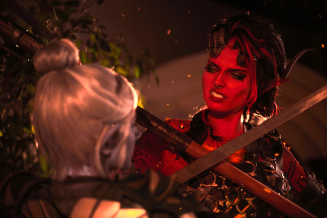 Обои картинки фото svizee, девушки, - креатив,  косплей, образы, косплей, наряды, костюмы, демонесса, эльфийка, оружие, поединок