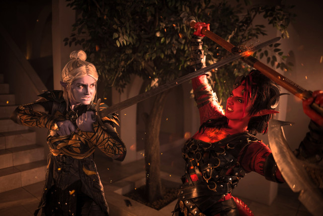 Обои картинки фото svizee, девушки, - креатив,  косплей, образы, косплей, наряды, костюмы, демонесса, эльфийка, оружие, дерево, поединок