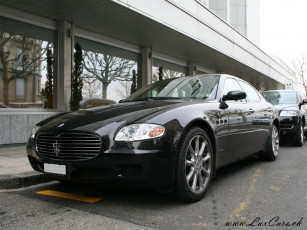 Картинка автомобили выставки уличные фото